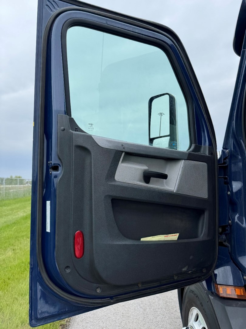 2019 FREIGHTLINER CASCADIA 113 - USED TRUCKS DAY CAB - image 11